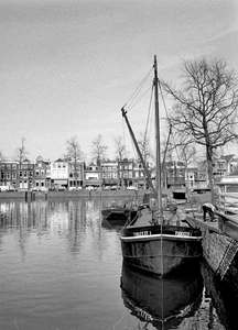 854259 Gezicht op de Stadsbuitengracht te Utrecht, ter hoogte van de Nieuwekade, met op de voorgrond een schip van ...